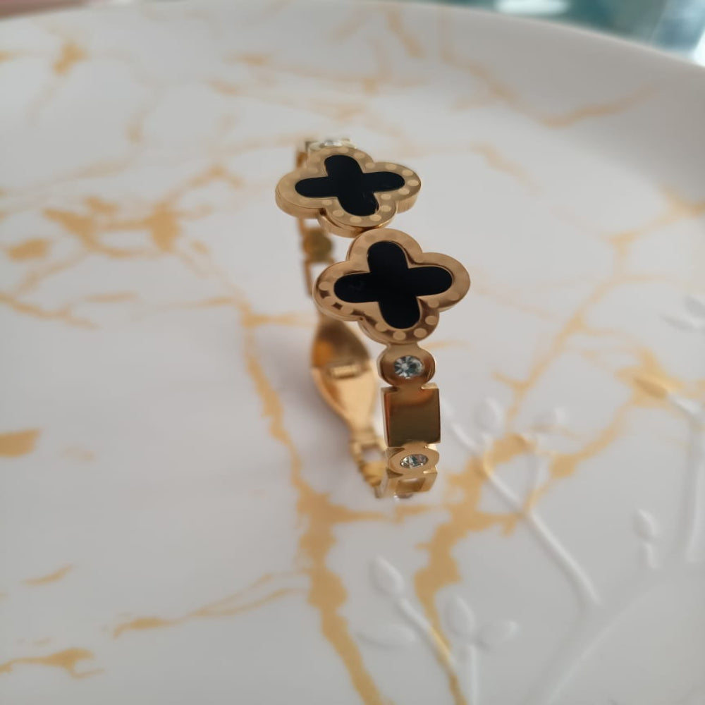 Golden black clover anti tarnish kada. Sleek design with front open.